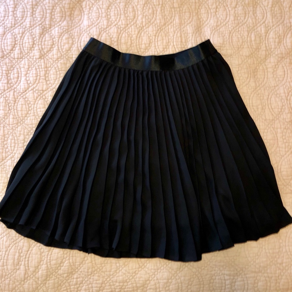 Black A-Line Short Knee Pleated Skirt